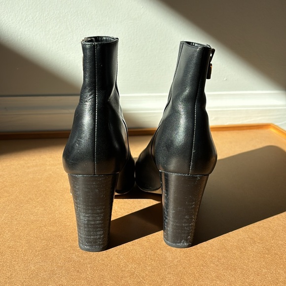 Black leather round-toe ankle height Michael Kors boots (size 8.5M) - Picture 3 of 5